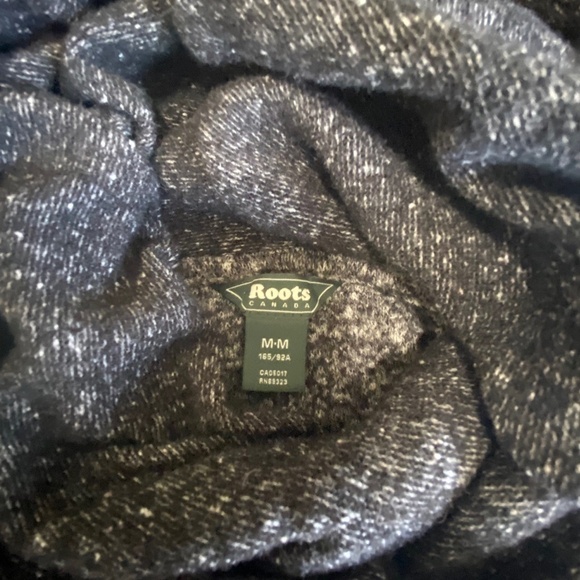ROOTS funnel neck sweater size medium black and grey - Picture 7 of 9